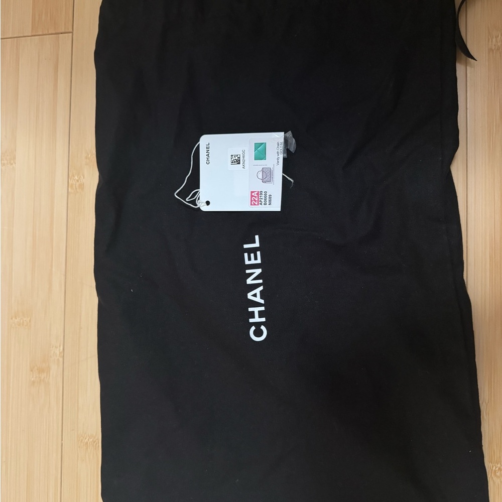 Chanel vanity bag with handle and chain. Excellent condition like new - Picture 5 of 9